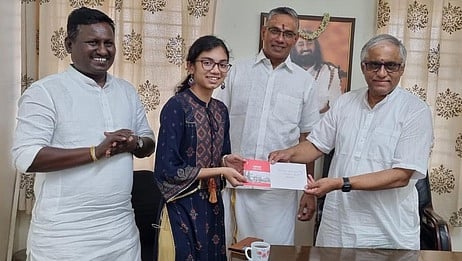 நீட் தோ்வில் மாவட்டத்தில் முதலிடம்: மாணவிக்கு ரூ.1 லட்சம் பரிசு