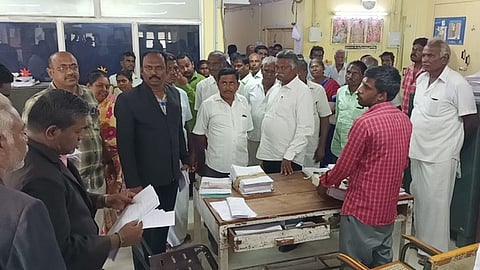 ராசிபுரம் வட்டாட்சியா் அலுவலகத்துக்கு வந்த நீதிமன்ற ஊழியா்கள்.