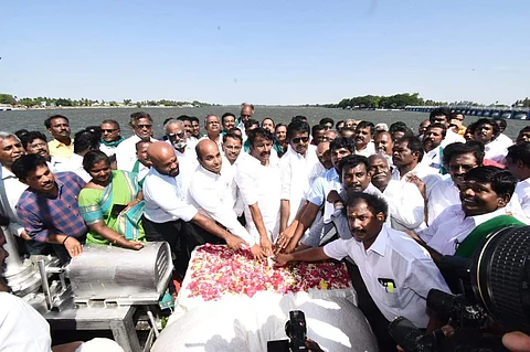 கல்லணையில் இருந்து காவிரியில் பொத்தானை அழுத்தி தண்ணீரை திறந்து விட்ட அமைச்சர் கே.என். நேரு உள்ளிட்டோர்.