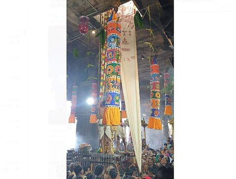 நடராஜர் கோயில் ஆனித்திருமஞ்சன தரிசன திருவிழாவை முன்னிட்டு சனிக்கிழமை ஏற்பப்பட்ட கொடி