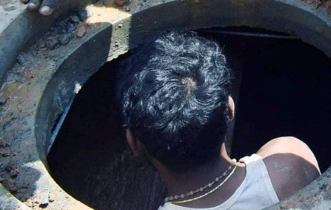 கழிவுநீர் தொட்டி உள்ளே மனிதர்கள் இறங்கக் கூடாது: நகராட்சி நிர்வாகத் துறை