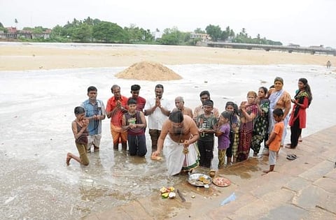 திருவையாறுக்கு சனிக்கிழமை மாலை வந்த காவிரி நீரை வழிபட்ட மக்கள்.