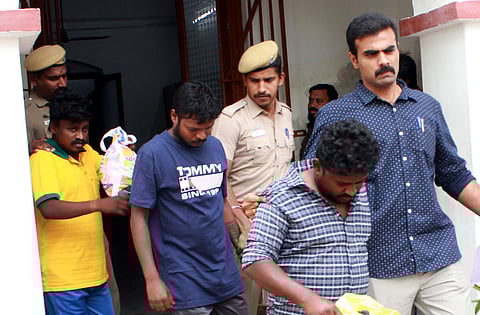 மோசடியில் ஈடுபட்டதாக கைது செய்யப்பட்டு கோவை சைபா் கிரைம் போலீஸில் ஆஜா்படுத்தப்பட்டோா்.