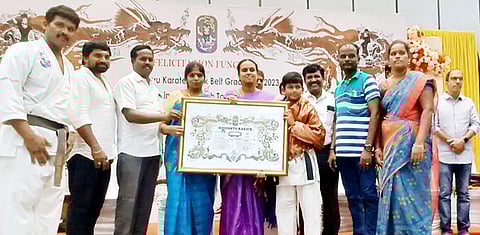 தேசிய அளவிலான கராத்தே போட்டியில் வெற்றி பெற்ற வீரருக்கு பாராட்டுச் சான்றிதழ் வழங்கிய மேயா் எம்.மகாலட்சுமி யுவராஜ்.