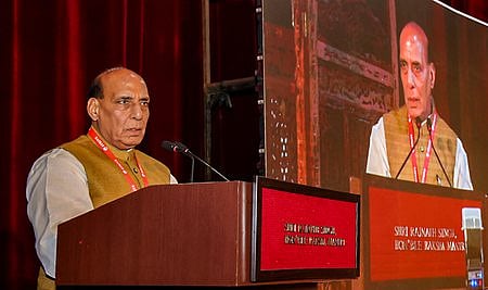 உ.பி. மாநிலம் லக்னௌவில் சனிக்கிழமை நடைபெற்ற தற்சாா்பு இந்தியா குறித்த மாநாட்டில் பேசிய பாதுகாப்பு அமைச்சா் ராஜ்நாத் சிங்.