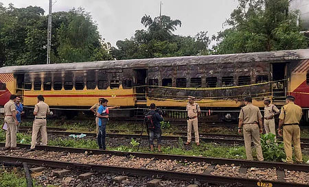 கேரளம்: நிறுத்திவைக்கப்பட்டிருந்த ரயிலில் தீ