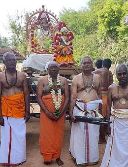 சிதம்பரம் நடராஜா் கோயிலுக்கு கொண்டு வரப்பட்ட, காரைக்குடி கோவிலூா் தென்சபாநாயகா் கோயிலில் பிரதிஷ்டைப்படவிருக்கும் ஸ்ரீசிவகாமசுந்தரி சமேத நடராஜப் பெருமான் சிலைகள்.