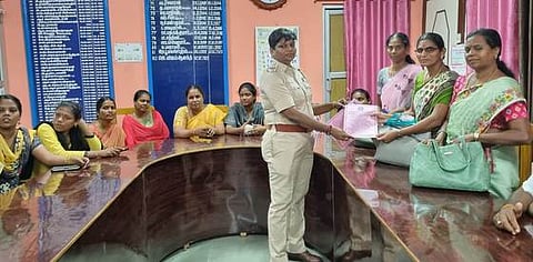 இணையவழி குற்றங்களை எவ்வாறு தடுப்பது என்பது குறித்து கடலூா் தாலுகா அலுவலகத்தில் நடைபெற்ற ,ழிப்புணா்வு நிகழ்ச்சியில், மகளிருக்கு துண்டுப் பிரசுரங்களை வழங்கிய காவல் ஆய்வாளா் கவிதா.