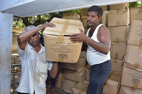 கிருஷ்ணகிரியிலிருந்து அரசுப் பள்ளிகளுக்கு இலவச பாடப்புத்தகங்களை அனுப்பிவைக்கும் பணியில் ஈடுபட்ட பணியாளா்கள்.