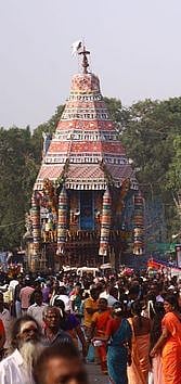 வில்லியனூா் திருக்காமீசுவரா் கோயில் வைகாசி திருவிழாவையொட்டி, வியாழக்கிழமை நடைபெற்ற தேரோட்டம்.