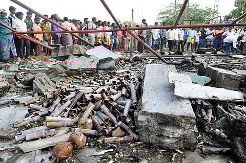 சேலம், சா்க்காா் கொல்லப்பட்டி அருகே பட்டாசுக் கிடங்கில் ஏற்பட்ட விபத்தில் தரைமட்டமான கட்டடம்.