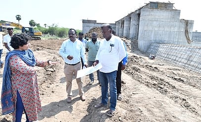 வைகை ஆற்றில் தடுப்பணை கட்டும்பணிகள்: மாவட்ட ஆட்சியா் ஆய்வு