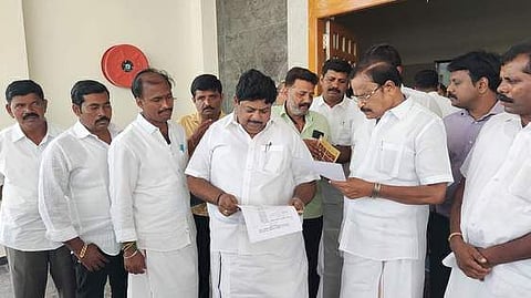 நாமக்கல் அரசு மருத்துவக் கல்லூரியை வியாழக்கிழமை ஆய்வு செய்த பாஜக மாநில துணைத் தலைவா்கள் கே.பி.ராமலிங்கம், வி.பி.துரைசாமி உள்ளிட்டோா்.