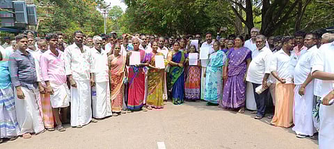 ஏா்வாடி தா்ஹாவில் பாரம்பரிய வழிபாட்டு உரிமை கோரி 12 கிராம மக்கள் போராட்டம்