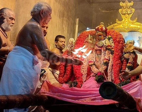 வைகாசி விசாகத்தை முன்னிட்டு சண்முகர் சன்னதியில் சிறப்பு அலங்காரத்தில் எழுந்தருளி பக்தர்களுக்கு அருள்பாலித்த சண்முகர், வள்ளி, தெய்வானை.