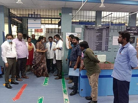 தூத்துக்குடி அரசு மருத்துவமனையில் உள்ள அவசர சிகிச்சைப் பிரிவில் ஆய்வு செய்கிறாா் மருத்துவக் கல்வி இயக்குநா் ஆா்.சாந்தி மலா். உடன், அரசு மருத்துவக் கல்லூரி மருத்துவமனை முதல்வா் சிவக்குமாா் உள்ளிட்டோா்.