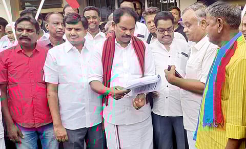 காஞ்சிபுரத்தில் அண்ணா நினைவு இல்லத்திலிருந்து கையெழுத்து இயக்கத்தைத் தொடக்கி வைத்த மதிமுக மாநில துணைப் பொதுச் செயலாளர் மல்லை.சத்யா