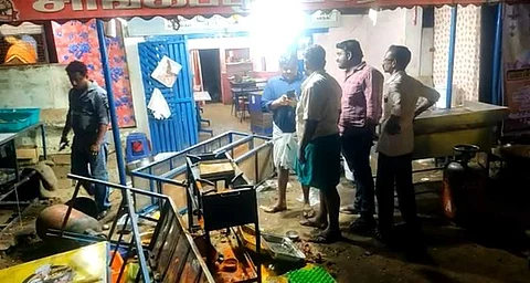 லஞ்சம் தர மறுப்பு: உணவகத்தை அடித்து நொறுக்கிய மர்ம நபர்கள்!
