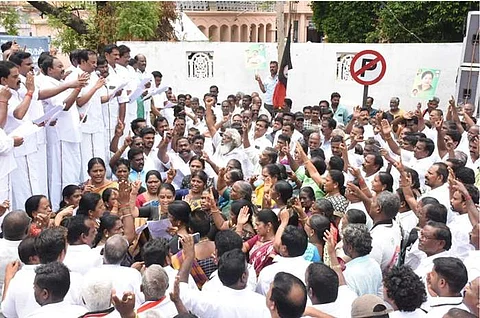 சேலம் மாநகர மாவட்ட அதிமுக சார்பில் கண்டன ஆர்ப்பாட்டத்தில் பங்கேற்ற அதிமுகவினர்.