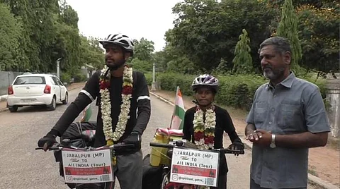 உலக அமைதிக்காக நாடு முழுவதும் சைக்கிள் பயணம் மேற்கொண்டுள்ள வடமாநில காதல் தம்பதி ரோகித்-அஞ்சலி