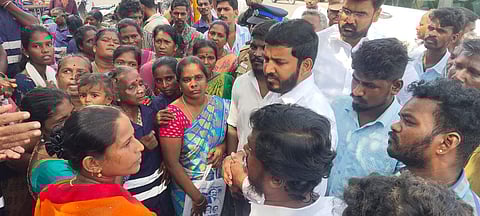 நாகை அரசு மருத்துவக் கல்லூரி மருத்துவமனைக்குச் சென்று, உயிரிழந்த தூய்மை பணியாளர் விஜய், காயமடைந்த ஓட்டுநர் ஜோதி ஆகியோரது குடும்பத்தினருக்கு ஆறுதல் கூறிய  நாகை சட்டப்பேரவை உறுப்பினர் முகமது ஷா நவாஸ்.