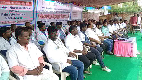 நாமக்கல் பூங்கா சாலையில் வெள்ளிக்கிழமை நடைபெறும் உண்ணாவிரத போராட்டத்தில் பங்கேற்றுள்ள கால்நடை மருத்துவப் பட்டதாரிகள்.