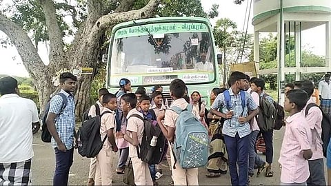 வேப்பூர் வட்டம், அரசங்குடியில் வெள்ளிக்கிழமை காலை நிறுத்தப்பட்ட அரசுப் பேருந்து.