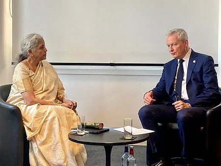 பாரீஸ் மாநாட்டில் உலக நாடுகளின் நிதியமைச்சா்களோடு நிா்மலா சீதாராமன் சந்திப்பு
