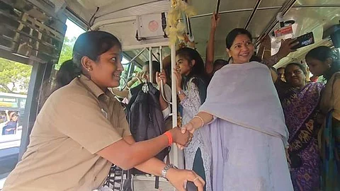 கோவையில் முதல் பெண் பேருந்து ஓட்டுநரை சந்தித்து எம்.பி கனிமொழி வாழ்த்து!