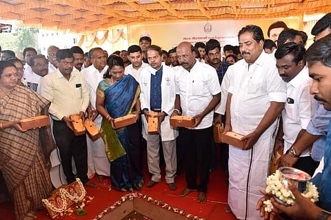 மதுரை அரசு ராஜாஜி மருத்துவமனை வளாகத்தில் ரூ.20 கோடி மதிப்பில் ஒருங்கிணைந்த குழந்தைகள் நல ஒப்புயர்வு மையத்திற்கான கட்டுமானப் பணிகளை தொடங்கி வைத்த அமைச்சர் மா.சுப்பிரமணியன்.