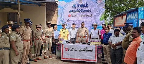 மணப்பாறையில் வெள்ளிக்கிழமை வெயிலின் தாக்கத்தை சமாளிக்க போலீசாருக்கு குளிர் கண் கண்ணாடி வழங்கிய காவல் துணைக் கண்காணிப்பாளர் ந.ராமநாதன்.