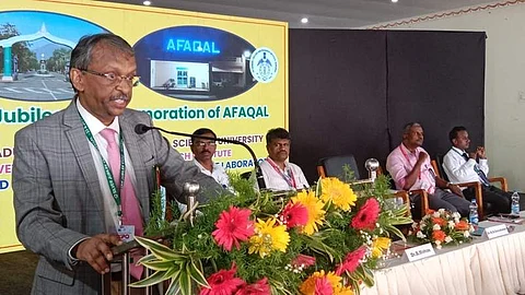 நாமக்கல் கால்நடை மருத்துவக் கல்லூரி விழாவில் பேசும் தமிழ்நாடு கால்நடை மருத்துவ பல்கலைக்கழக துணைவேந்தர் கே. என். செல்வகுமார்.
