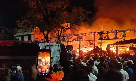 திருப்பூர் பனியன் சந்தை தீ விபத்தில் சேத மதிப்பை ஆய்வு செய்து இழப்பீடு: மாவட்ட ஆட்சியர் தகவல்