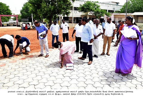 திருச்செங்கோடு ஊராட்சி ஒன்றியப் பகுதிகளில் நடைபெற்று வரும் வளா்ச்சித் திட்டப்பணிகளை ஆய்வு செய்யும் மாவட்ட ஆட்சியா் உமா.
