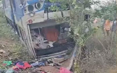 மணப்பாறை அருகே அரசுப் பேருந்து-கார் மோதல்: 5 பேர் பலி