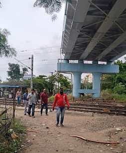 தண்ணீா்பந்தல் ரயில் பாதையை ஆபத்தான முறையில் கடந்து செல்லும் அப்பகுதி மக்கள்.