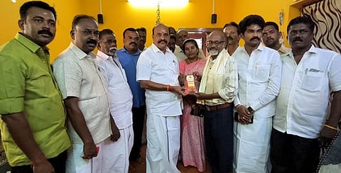 சாகித்திய அகாதெமி விருதுக்கு தோ்வானஎழுத்தாளருக்கு எம்.எல்.ஏ. வாழ்த்து