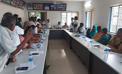 ஆணையரை முற்றுகையிட்டு வாக்குவாதத்தில் ஈடுபட்ட நகர் மன்ற உறுப்பினர்கள்.
