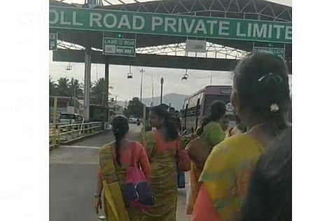 பெண் பயணிகளை ஏற்றாமல் சென்ற அரசு நகரப் பேருந்து! வைரலாகும் விடியோ!!