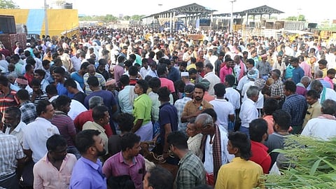 மேலப்பாளையம் சந்தையில் ஆடுகளை வாங்க குவிந்த மக்கள்.