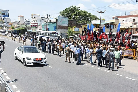சேலம் பெரியார் பல்கலைக்கழக பட்டமளிப்பு விழாவிற்கு வருகை புரிந்த ஆளுநர் ஆர்.என்.ரவியை கண்டித்து கருப்பு கொடி காண்பித்த பல்வேறு கட்சியினர் கைது.