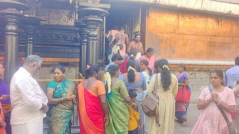 சிதம்பரம் நடராஜர் கோயிலில் தீட்சிதர்கள் அறிவித்தபடி காலை 7 மணிக்கு கனக சபை மீது பக்தர்கள் ஏறி சாமி தரிசனம் செய்ய அனுமதி.