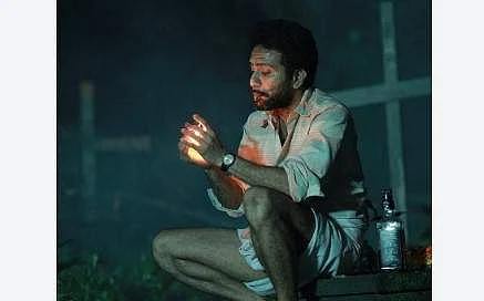 நேர்காணலின்போது திடீரென சட்டையைக் கழற்றிய பிரபல நடிகர்!