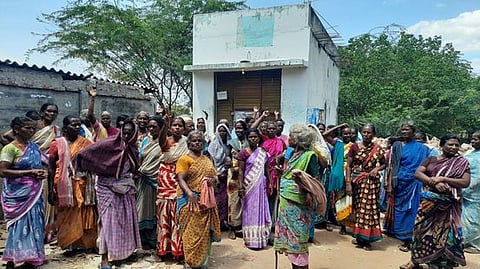 திருவையாறு அருகே அழிக்குடி கிராமத்திலுள்ள மதுக்கடையை செவ்வாய்க்கிழமை முற்றுகையிட்டு போராட்டத்தில் ஈடுபட்ட பெண்கள்.