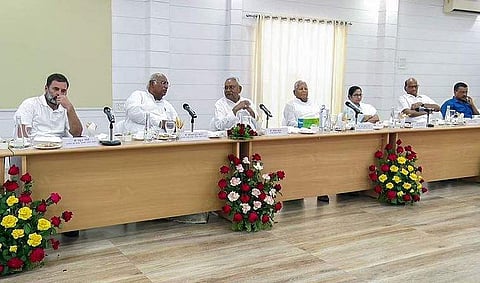 பாட்னாவில் நடைபெற்ற எதிர்க்கட்சிகளின் முதல் கூட்டம்