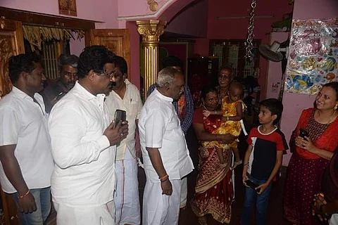 தஞ்சாவூர் கீழவாசலில் மத்திய அரசின் நலத்திட்ட பயனாளிகளை வியாழக்கிழமை நேரில் சந்தித்து பேசிய பாஜக முன்னாள் மத்திய அமைச்சர் பொன். ராதாகிருஷ்ணன்.