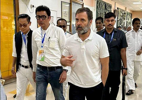 இம்பால் விமான நிலையத்தில் ராகுல் காந்தி