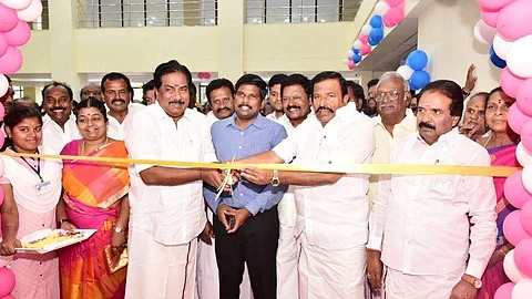 திருச்சி, தில்லைநகர் அரசு வணிக வளாகத்தில், புதிய சார் பதிவாளர் அலுவலகத்தை திறந்துவைத்த அமைச்சர்கள் கே.என்.நேரு, பி.மூர்த்தி. 