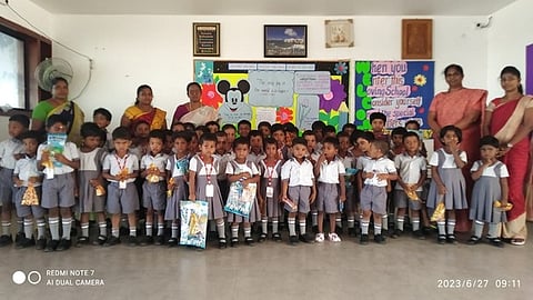 சிறப்பிடம் பெற்ற மழலையா்களுடன் ஆசிரியா்கள்.