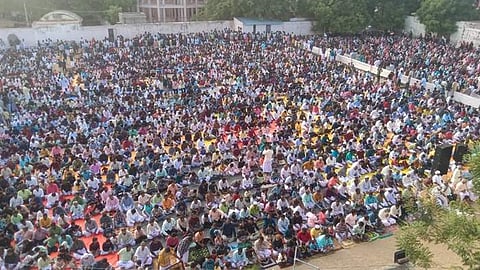 திருநெல்வேலி மேலப்பாளையம் மாநகராட்சி திடலில் தமிழ்நாடு தவ்ஹீத் ஜமாஅத் சார்பில் நடைபெற்ற பக்ரீத் தொழுகையில் பங்கேற்றுள்ள இஸ்லாமியர்கள்.